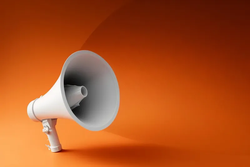 Megafone branco em fundo laranja, representando as avaliações dos jogadores da SSSGame no Reclame Aqui