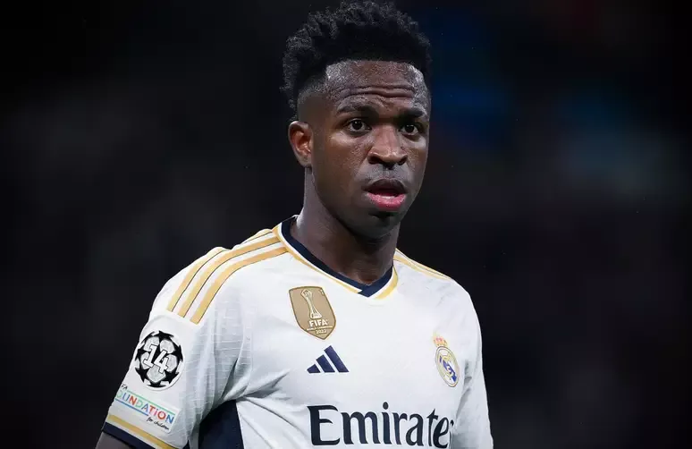 Vinicius Jr com a camisa branca do Real Madrid durante uma partida